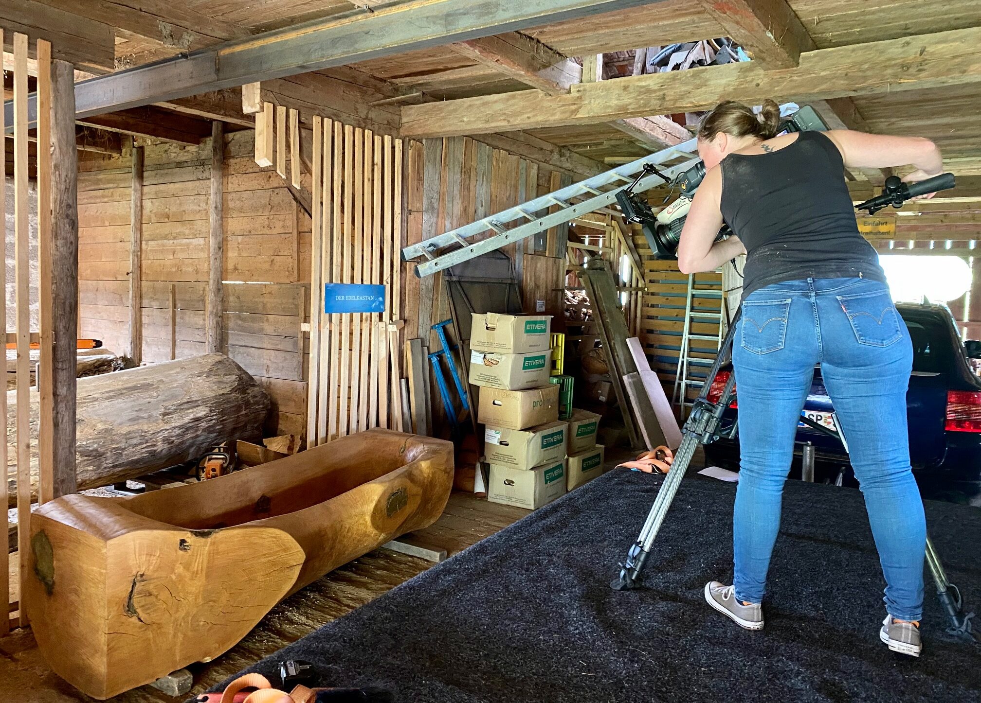 Kamerafrau filmt Holzbadewanne in der Werkstatt