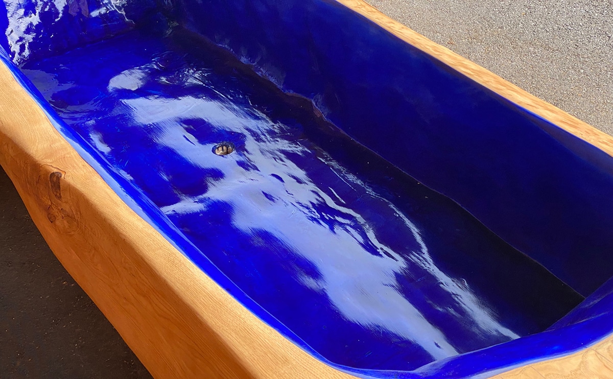 Nahaufnahme blaue Innenseite der Badewanne