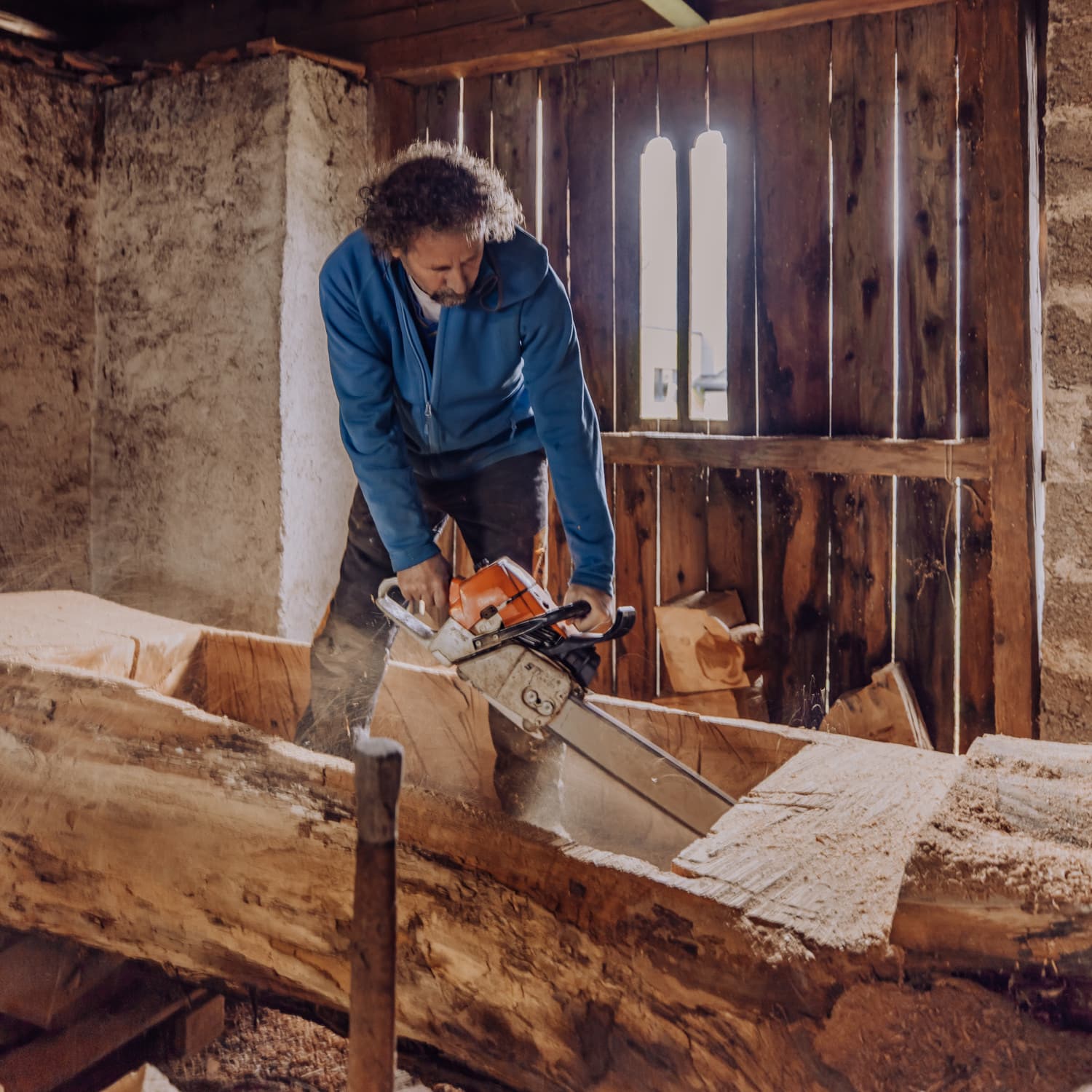 Alfons bei der Arbeit mit Motorsäge